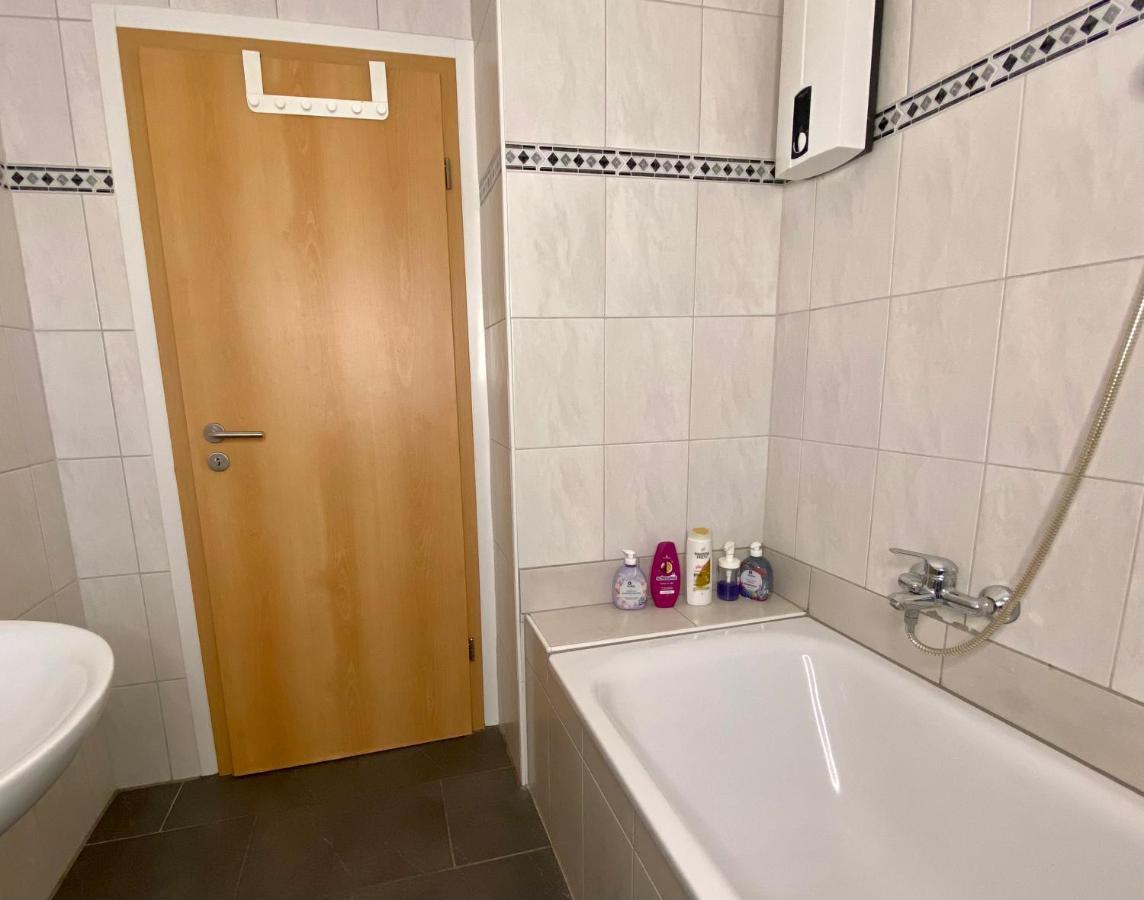 Privatzimmer Im Apartment - Apple Tv Netflix Kingsize Bett Arbeitsplatz Naehe Hbf Koblenz  Exterior foto