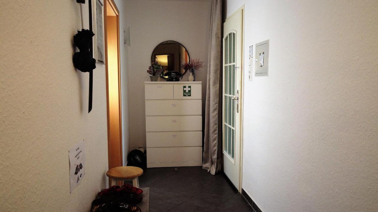 Privatzimmer Im Apartment - Apple Tv Netflix Kingsize Bett Arbeitsplatz Naehe Hbf Koblenz  Exterior foto